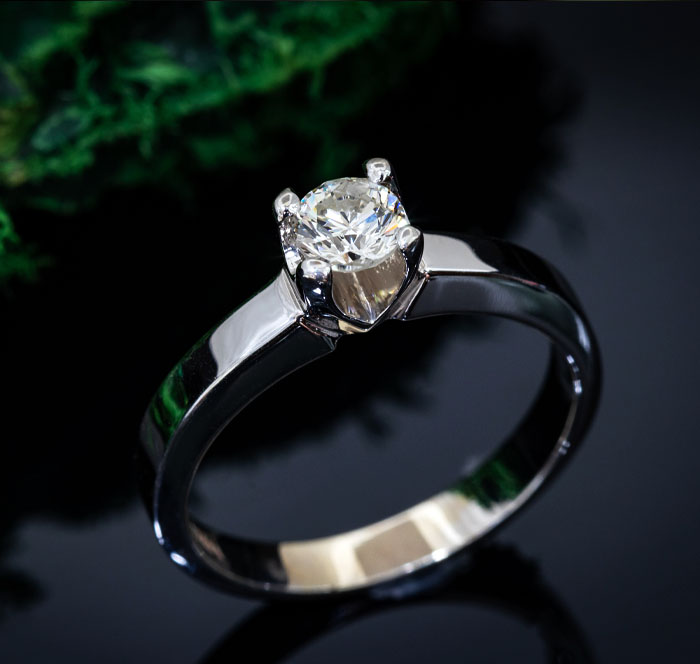 Solitaire ring Flat surface